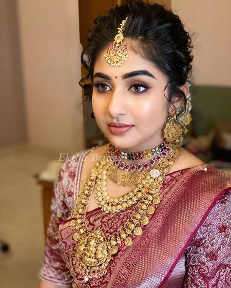 Muhurtham Makeup Look, South Indian Bride Makeup Wedding, Saree Hairdo, Telugu Bride Hairstyles, Mugurtham Hairstyle, Reception Hairstyles Indian Brides Saree, Reception Hairstyles Indian Brides, Marriage Hairstyle, Simple Bridal Makeup