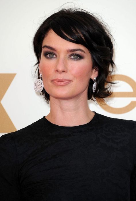 Lena Heady from GOT Neve Campbell, Lena Headey, Messy Pixie Cuts, Medium Bob Hairstyles, Curly Hair With Bangs, Hair Shades, Long Hair Women, Model Hair, Trendy Hairstyles