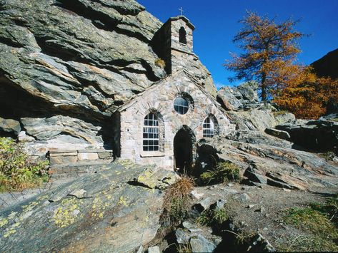 A stone chapel in the mountains - © Nationalpark Hohe Tauern / Osttirol Werbung Stone Chapel, Tyrol Austria, Abandoned Churches, Country Churches, Houses Of The Holy, Old Country Churches, Church Pictures, Take Me To Church, Old Churches