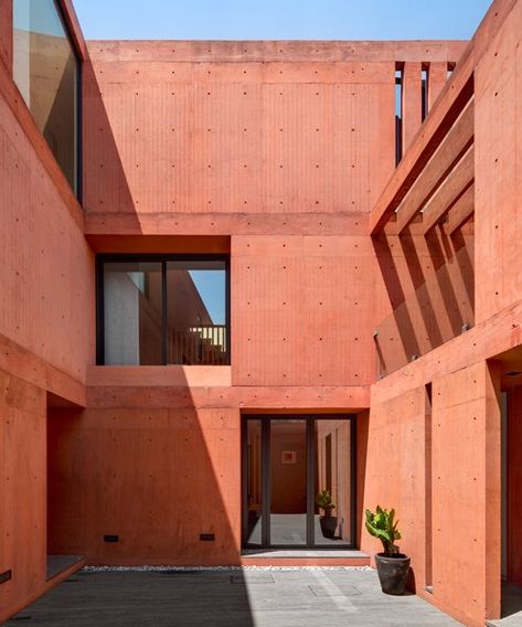 estudio MMX expresses its vibrant CVC house in red pigmented concrete Plaster House, Colour Architecture, Red Pigment, Handcrafted Tile, Concrete Building, Concrete Color, Patio Interior, Architect House, Brick Building