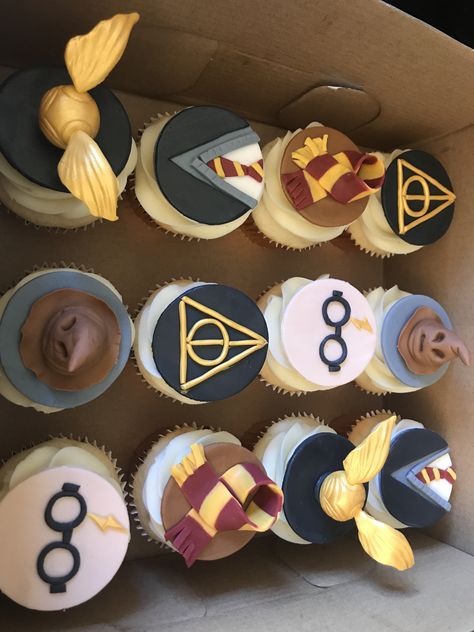 Harry Potter cupcakes Decoration Harry Potter, Tort Harry Potter, Harry Potter Motto Party, Harry Potter Ideas, Harry Potter Weihnachten, Baby Harry Potter, Harry Potter Treats, Harry Potter Desserts, Gateau Harry Potter