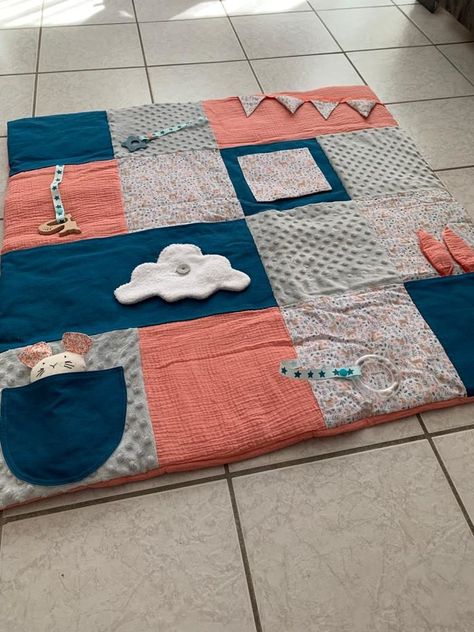 Tapis d'éveil bébé - tuto - L'atelier de Aude Baby Activity Mat, Couture Bb, Diy Baby Mobile, Diy Quiet Books, Baby Clothes Patterns Sewing, Sensory Blanket, Diy Bebe, Baby Rugs, Baby Couture