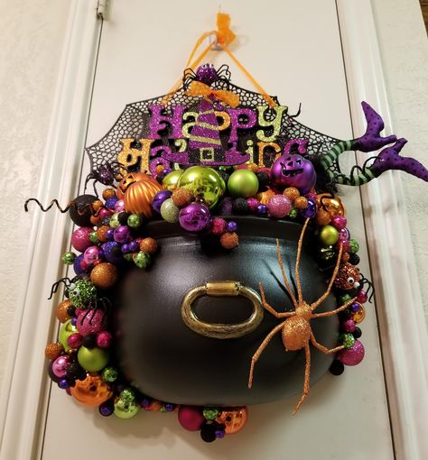 Halloween Caldron, Cauldron Wreath, Cauldron Decor, Christmas Scavenger Hunt, Witch Cauldron, Happy Haunting, Halloween Door Hangers, Deco Mesh Christmas Wreaths, Wreath Halloween