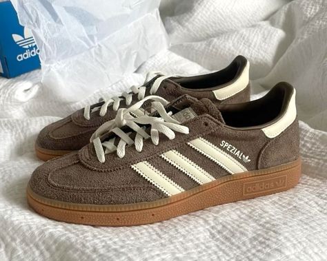 Brown Spezial Adidas, Adidas Spezial Brown, Brown Adidas Shoes, Vintage Shoes Sneakers, Adidas Spezials, Brown Adidas, Adidas Brown, Brown Trainers, Shoe Wishlist