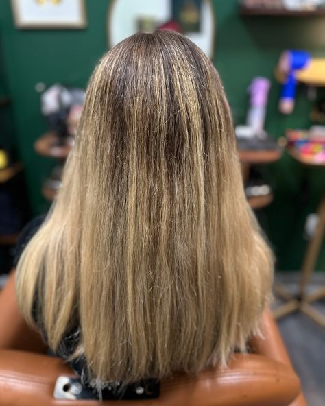 I must say, I absolutely love having @sunnymountain in my chair. She is the epitome of sunshine and we share a love of Taylor Swift not many people share with me 🫶🏻 For this appointment we continued adding in dimension with lowlights and a color melt while popping a few foils in around the hairline and part line to keep things seamless and blended ✨ I used all @originalmineral lightener and color How are we liking this new photography set up?? I’m personally loving it since I don’t have t... Fantasy Hair Color, Photography Set Up, Color Melt, Vivid Hair Color, Dimensional Blonde, Creative Hair Color, New Photography, Hair Specialist, Color Melting