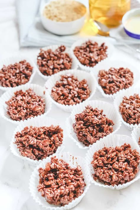 Easy Rice Krispie Cakes with Golden Syrup Chocolate Rice Krispie Cakes, Chocolate Rice Crispy Cakes, Home Biscuits, Easter Nests Recipe, Rice Krispie Cake, Rice Crispy Cake, Rice Krispie Cakes, Rice Krispies Recipe, Marshmallow Desserts