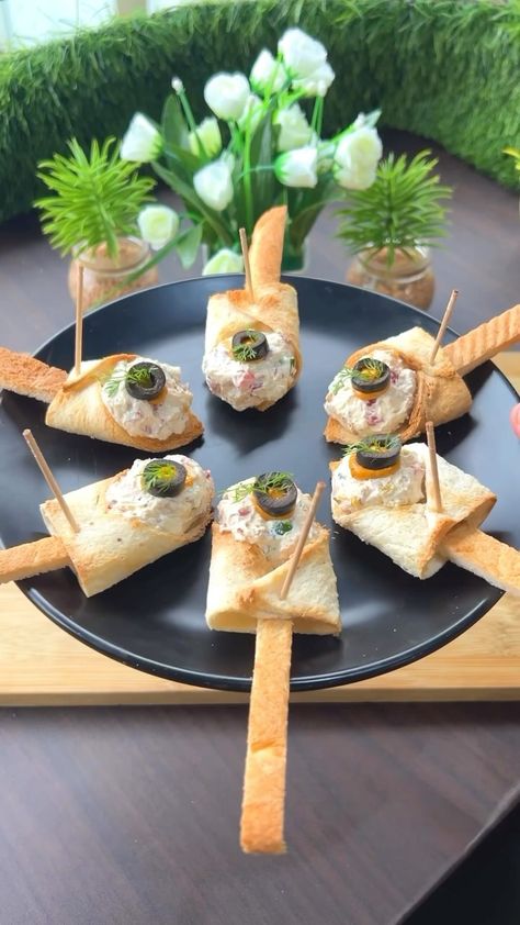 Girish Chhabria | Crispy Masala Dosa Samosa Pockets Do support us and do like, share, comment and tag your friends and family who would love to try this!… | Instagram Samosa Chaat, Masala Dosa, Mumbai Food, Starter Recipe, Party Starters, Chaat Recipe, Vegetarian Snacks Recipes, Fusion Food, Vegetarian Snacks