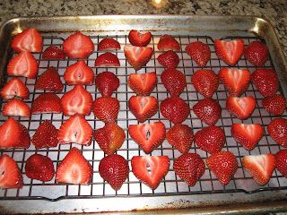 Oven Dried Strawberries, Freeze Fruit, Freezing Veggies, Freeze Strawberries, Freezing Strawberries, Dehydrated Strawberries, Freezing Fruit, Veggie Ideas, Freezing Food