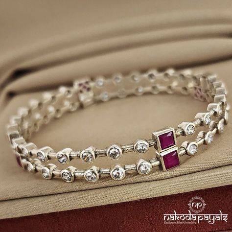 Nakoda Payals, Trendy Silver Jewelry, Silver Anklets Designs, Silver Bracelet Designs, Silver Bridal Jewellery, Ruby Bangles, Fancy Jewelry Necklace, Antique Silver Jewelry, Fancy Jewellery Designs