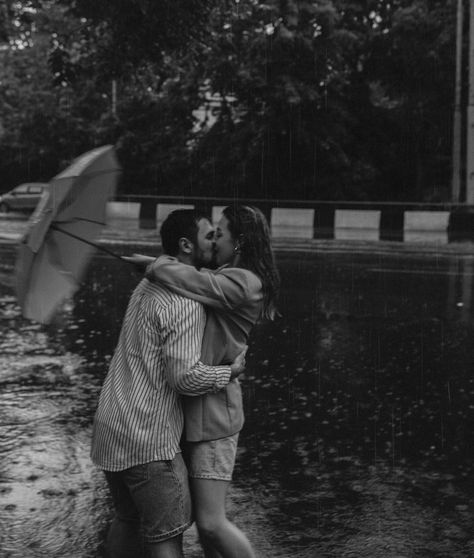 Rainy Photoshoot, Rainy Engagement Photos, Couple In Rain, Rainy Photos, Rooftop Photoshoot, Kids In Love, Rain Photo, Broken Dreams, Kissing In The Rain