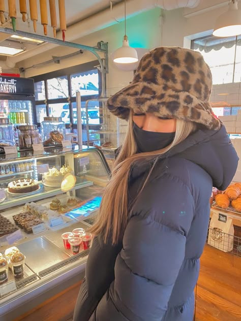 Winter Bucket Hat Outfit, Bucket Hat Winter Outfit, Fur Bucket Hat Outfit, Bucket Hat Outfit Winter, Hat Winter Outfit, Outfit Inspo New York, Fur Hat Outfit, Hat Outfit Winter, Girls Wearing Hats