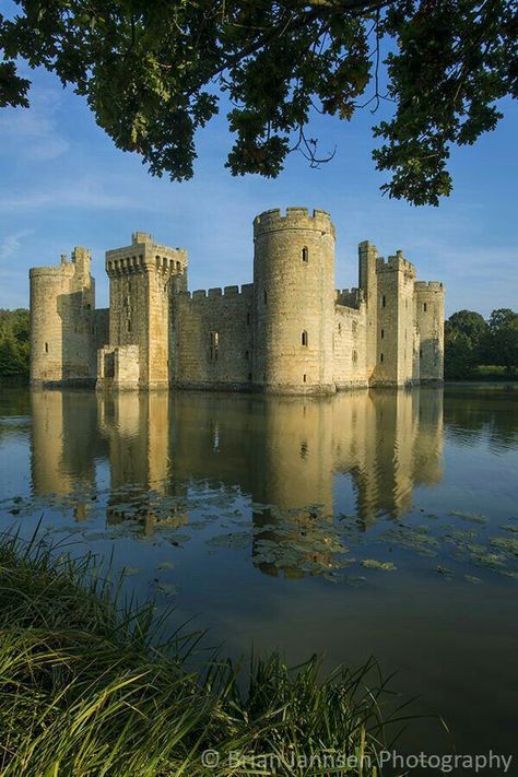 Bodiam Castle Castle Homes, Exterior Landscaping, Enchanted Castles, Castle England, Bodiam Castle, Modern Castle, British Castles, Chateau Medieval, Homes Exterior