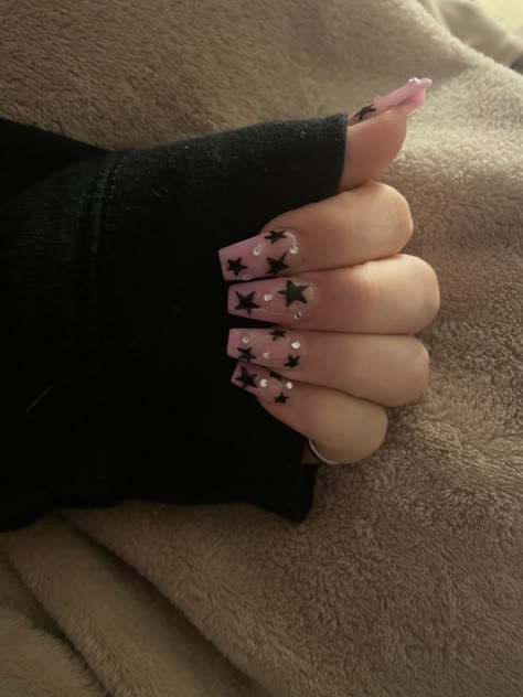 Pink Black Star Nails, Pink Nails Black Stars, Nails W Jewels, Pink And Black Star Nails, Black And Pink Star Nails, Y2k Nails Short, Star Nails Y2k, Pink Star Nails, Plum Nails