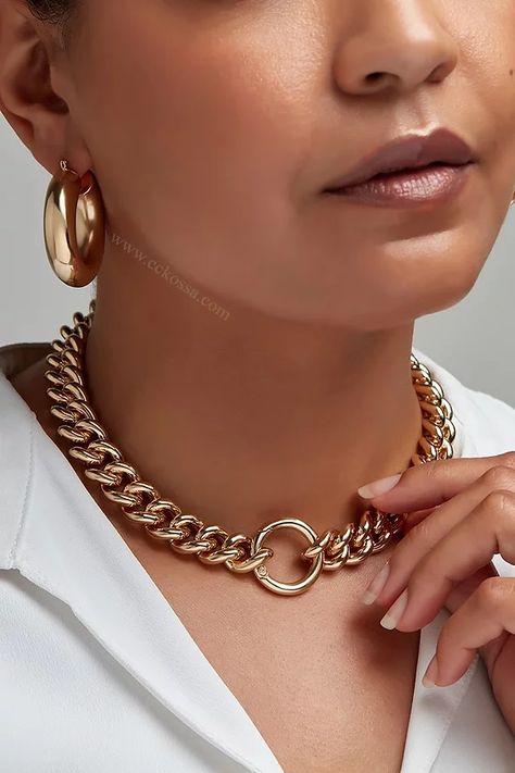 Elegant hand model posing with gold jewelery. Jewelery Shoot Model, Necklace Model Poses, Accessories Model Poses, Jewelry Model Poses, Jewellery Model, Product Modeling, Model Shots, Chain Jewellery, Creative Jewelry Photography