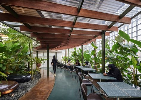 Gallery of Tanatap Ring Garden Coffee Shop / RAD+ar (Research Artistic Design + architecture) - 31 Indoor Coffee Shop, Garden Coffee Shop, Circular Buildings, Local Architecture, Design Restaurant, Garden Coffee, Home Coffee Bar, Garden Cafe, Natural Sunlight