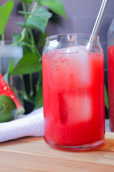 This watermelon chia fresca is fruity, refreshing and delicious. Chocked full of nutritional benefits, this drink is a perfect way to rehydrate on a hot day! Chia Fresca, Watermelon Benefits, Watermelon Juice, Hot Day, Improve Digestion, Vegan Recipes Healthy, Vegan Paleo, Easy Vegan, 4 Ingredients