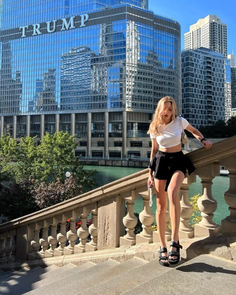 Chicago Riverwalk @senaorduu Chicago Summer Outfit Ideas, Chicago Pose Ideas, Chicago Trip, Chicago Picture Ideas, Chicago Picture Ideas Summer, Chicago Vacation Outfits, Chicago Photo Ideas, Chicago Fits, Chicago Instagram Pictures