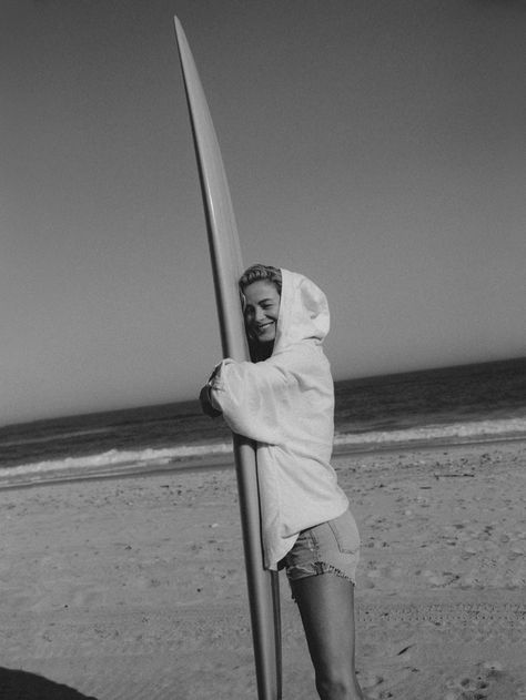 Carolyn Murphy Hits the Beach in Style for PORTER Edit Terence Connors, Beach Editorial, Carolyn Murphy, Grace Elizabeth, Vogue Us, Magazine Editorial, Surfing Photography, Beach Photoshoot, Surfs Up