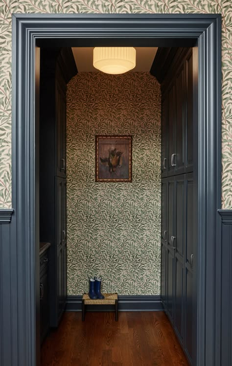 A go-to for Experts like Bespoke Only, the Willow wallpaper is one of the most recognizable designs by Arts & Crafts master William Morris. Designed in 1874, it’s as relevant and versatile today as it was back then. Book a 1:1 video consultation with Bespoke Only on The Expert and get personalized interior design advice for your space. William Morris Interior, Academic Background, Warm Gray Paint, Cedar Shingle, William Morris Wallpaper, Earthy Palette, Morris Wallpapers, Interior Design Advice, Wallpaper Interior