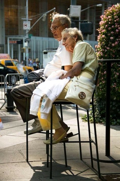 Old Couple In Love, Cute Old Couples, Older Couple, Old Couple, Elderly Couples, Growing Old Together, Old Couples, Lasting Love, Old Love