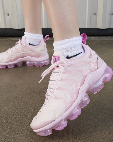 Pink Vapormax Nike Outfit, Nike Vapormax Women, White Nike Vapormax Women, Colorful Nike Shoes, Womens Nike Vapormax Shoes, Pink Nike Vapormax Women, Nike Air Vapor Max Flyknit Women, Vapormax Nike, Nike Vapormax Plus