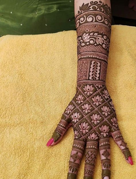 Aesthetic Mehandi Design, Mehndi Design Back Side, Aesthetic Mehandi, Mehndi Aesthetic, Engagement Mehendi, Mehendi Photography, Beautiful Simple Mehndi Design, Mehandhi Designs, Mehndi Design Simple