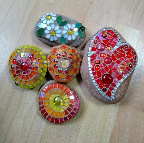 Decorative Rocks, Mosaic Rocks, Mosaic Flower Pots, Mandala Painted Rocks, Mosaic Garden Art, Art Painting Tools, Mosaic Art Projects, Mosaic Tile Art, Mandala Design Pattern