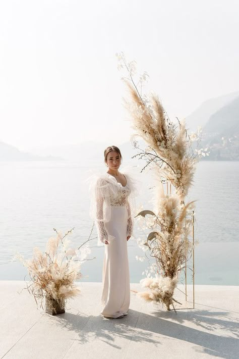 Dreamy pampas grass wedding inspiration in Lake Como, Italy | 100 Layer Cake | Bloglovin’ Pampas Grass Ground Arch, Ideas Wedding Party, Jungle Wedding, Pampas Grass Wedding, Wedding Backdrop Design, Photos Booth, Grass Wedding, Wedding Party Ideas, Lake Como Italy