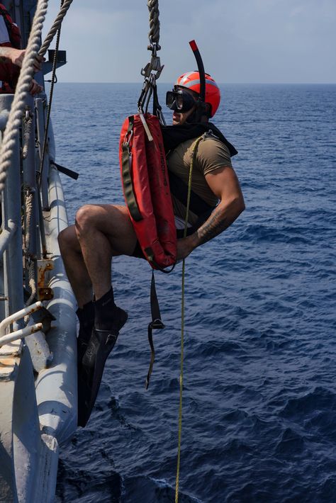 Boatswain’s mate 3rd Class Jacob Kunde, a rescue swimmer, prepares to enter the Gulf of Aden during a man overboard drill aboard the amphibious dock landing ship USS Pearl Harbor. Rescue Swimmer, Marine Engineer, Man Overboard, Navy Day, United States Military, Off Road Adventure, Pearl Harbor, Us Navy, High Tech