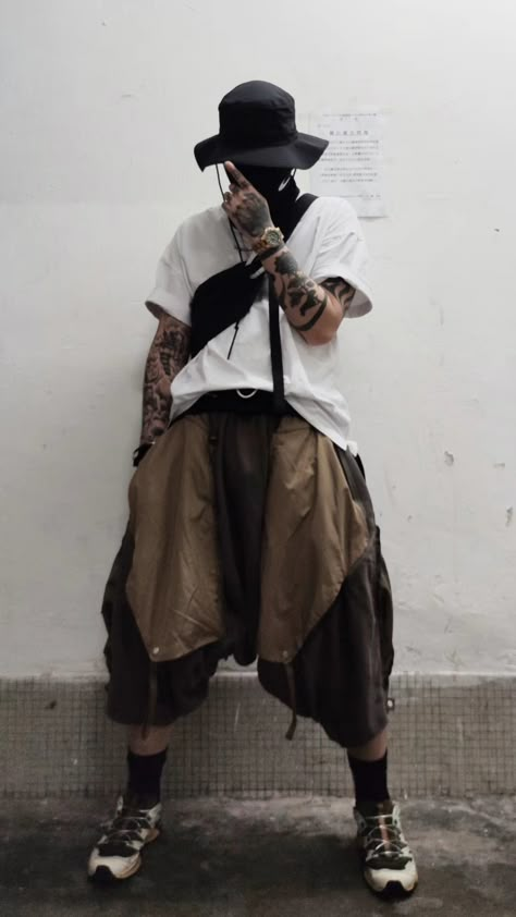 Urban Samurai Outfit, Street Ninja Fashion, Modern Monk Fashion, Solarpunk Fashion Men, Samurai Inspired Fashion, Ecopunk Fashion, Kimono Techwear, Modern Samurai Fashion, Men Fashion Japan