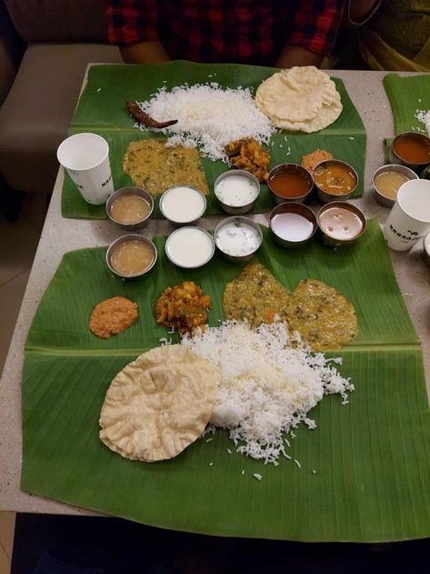 Food Art - Eating on banana leaves. Ages old sustainable tradition of serving food on banana leaves in the southern states of India is still very common ~.~ Banana Leaf Food, Southern States, States Of India, Banana Leaves, Banana Leaf, Serving Food, Cancun, World News, Food Art