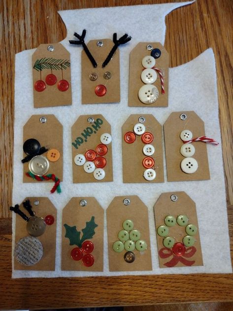 Button Tags Christmas, Diy Present Tags Christmas, Diy Christmas Gift Tags Buttons, Christmas Gift Tags Made With Buttons, Christmas Tags Made With Buttons, Christmas Ornaments Buttons, Homemade Christmas Tags Simple, Christmas Button Gift Tags, Homemade Christmas Gift Tags Diy Crafts