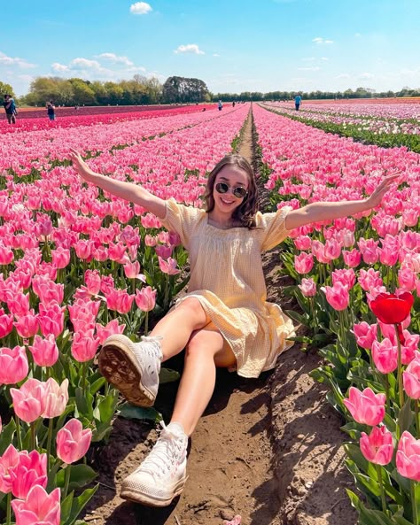 Tulips And Daisies, Field Of Tulips, Carlsbad Flower Fields, Tulip Field, Spring Portraits, Summer Picture Poses, Spring Photoshoot, Farm Clothes, Flower Photoshoot