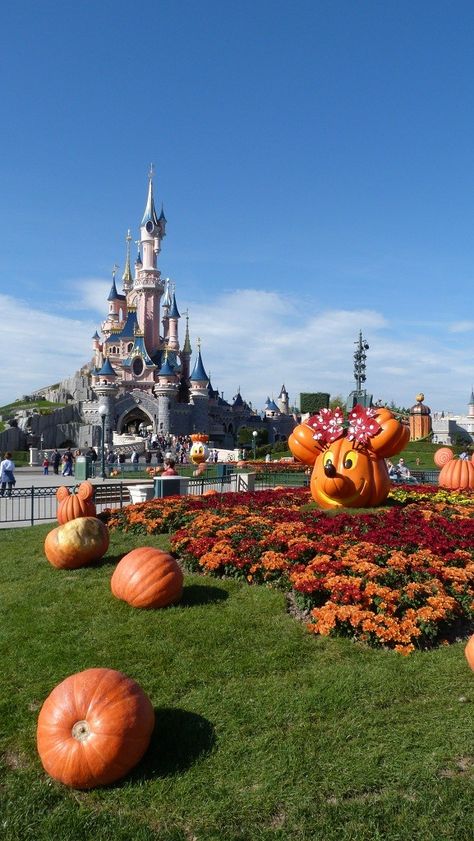 Halloween at Disneyland Paris Zpt Background, Halloween At Disneyland, Disney World Halloween, Paris Autumn, Disney Universal Studios, Paris Disneyland, Disneyland Halloween, Disney Paris, Utah Hikes