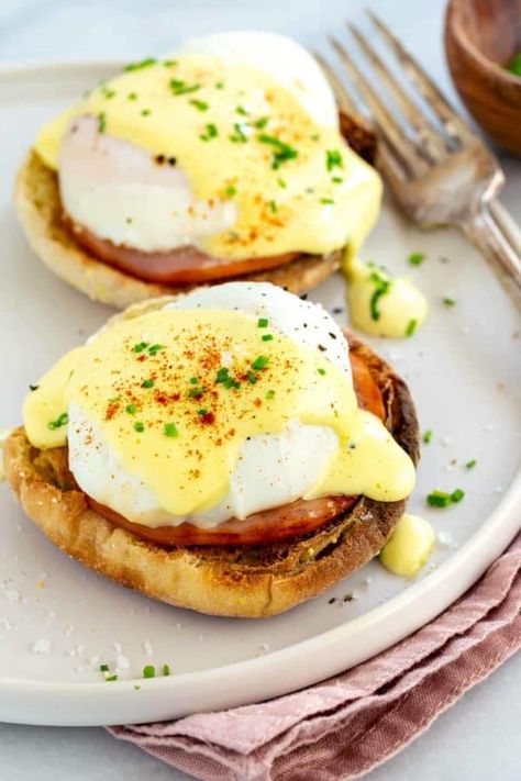 Breakfast English Muffins, Benedict Sauce, Healthy English Muffin, Easy Poached Eggs, Hollandaise Recipe, Easy Eggs Benedict, Benedict Recipe, Poached Egg Recipe, Eggs Benedict Recipe