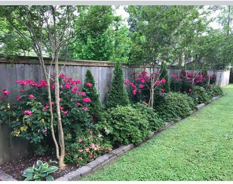 Backyard Floral Landscaping, Along Fence Landscaping Backyards, Fenceline Landscaping Ideas, Garden Along Fence Line, Backyard Landscaping Along Fence, Fence Line Landscaping Ideas, Fence Border Landscaping, Fence Landscaping Border Backyard Ideas, Privacy Fence Landscaping