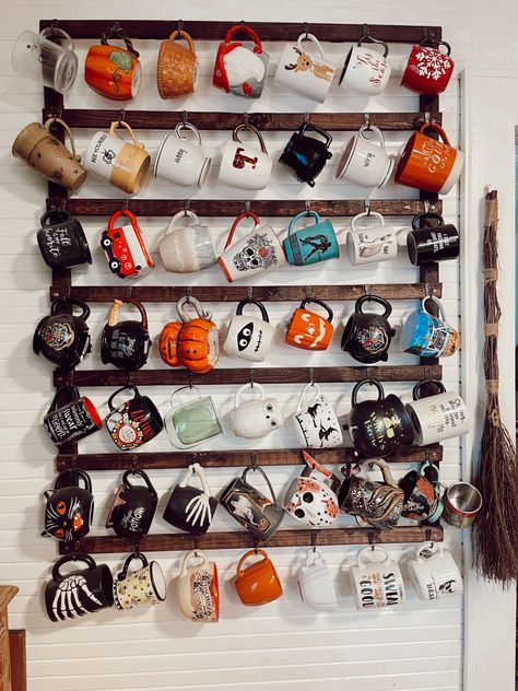 Mug Collection Storage, Cute Mug Storage, Hanging Mugs In Kitchen, Coffee Cup Collection, Diy Mug Organizer, Diy Mug Holder Wall, Mug Shelf Ideas, Coffee Cup Hanging Ideas, Hanging Mugs On Wall