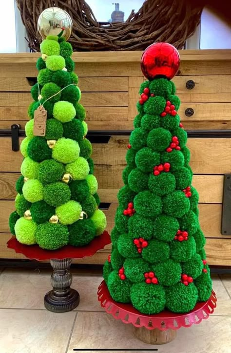 Christmas Pom Pom Crafts, Pom Pom Christmas, Pom Pom Tree, Christmas Pom Pom, Pom Pom Crafts, Christmas Tree Crafts, Xmas Diy, Handmade Christmas Decorations, Christmas Ornament Crafts