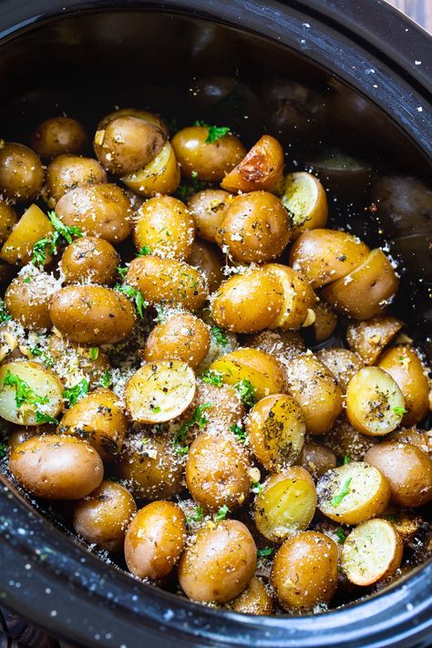 Slow Cooker Garlic Parmesan Potatoes Slow Cooker Garlic Parmesan Potatoes, Gold Potato Recipes, Potato Recipes Crockpot, Garlic Parmesan Potatoes, Slow Cooker Potatoes, Vegan Steak, Crock Pot Potatoes, Parmesan Potatoes, Crockpot Dishes