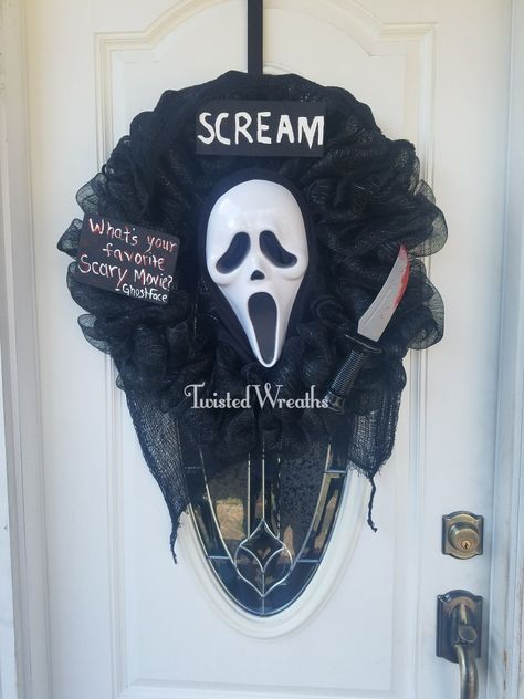 Scream Halloween Decor Diy, Ghost Face Door Decoration, Ghost Face Wreath, Scream Wreath Halloween, Ghostface Wreath, Scream Wreath, Horror Wreaths, Michael Myers Wreath, Horror Wreath