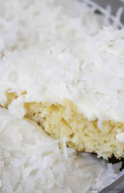 Quick and Easy One Bowl Coconut Cake recipe from Jenny Jones (JennyCanCook) It's the easiest coconut cake you will ever make. Easy Frosting Recipes, Easy Coconut Cake, Best Coconut Cake Recipe, Jenny Can Cook, Cake Coconut, Jenny Jones, Easy Frosting, Frosting Recipes Easy, Cheap Clean Eating