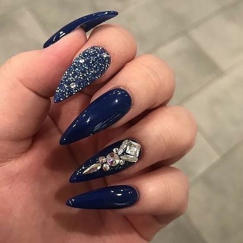 Nails Navy, Neutral Nail Art Designs, Ongles Bling Bling, Blue Stiletto Nails, Fantastic Nails, Neutral Nail Art, Dry Nails Fast, Stiletto Nail Art, Valentine Nails