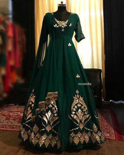 Indian Wedding Gowns, Indian Outfits Lehenga, Green Lehenga, Indian Bridal Dress, Indian Gowns Dresses, Green Gown, Pakistani Bridal Dresses, Indian Gowns, Indian Bridal Outfits