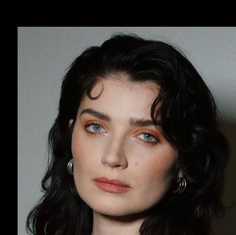 Memphis Eve Sunnyday Iris Hewson on Instagram: "‘twas an honour!!!! 💚🇮🇪💚 Hair @halleybrisker Make up @kateleemakeup Styling @kateyoung @narrativepr @oscarwildeawardsla" Eve Hewson Hair, Eve Hewson, Bambi Eyes, Vogue Beauty, Sainte Marie, Marauders Era, Beauty Secrets, Body Types, Hair Cuts