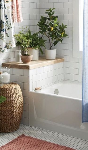 Wallpaper Bathroom Vintage, Master Bath Remodel Farmhouse, Bathtub Bench, Half Bathroom Ideas, Shower Modern, Shiplap Bathroom, Shower Tile Ideas, Bathtub Decor, Bad Inspiration