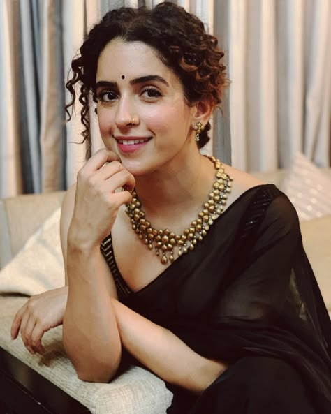 Modern & Stylish Curly Hairstyles For Brides - ShaadiWish Hair With Saree, Smudged Liner, Hairstyle For Curly Hair, Liquid Cat, Black Sari, Natural Dramatic, Eyeshadow Matte, Saree Hairstyles, Sanya Malhotra