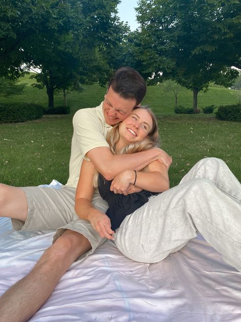 Picnic Picture Ideas Instagram Couples, Picnic Aesthetic Boyfriend, Picnic With Boyfriend Aesthetic, Picnic Poses Photo Ideas Couple, Cute Couple Pics Picnic, Picnic Pics With Boyfriend, Couple Picnic Aesthetic Ideas, Picnic Aesthetic With Boyfriend, Picnic Pictures Couple