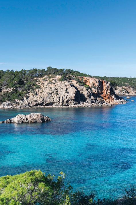 Vacanze da sogno a Ibiza. Tutti i migliori (e i più nuovi) indirizzi da conoscere | Vogue Italia Vogue British, Sea Salt Scrubs, Ibiza Spain, Amal Clooney, Summer Reading Lists, Summer Destinations, Rooftop Bar, Vogue Italia, British Vogue