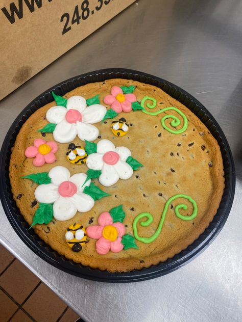 Spring Cookie Cake, Bakery Cake Ideas, Spring Cake Ideas, Spring Message, Work Treats, Cookie Cake Ideas, Wilton Decorating Tips, Easter Cookie Cake, Message Cookies