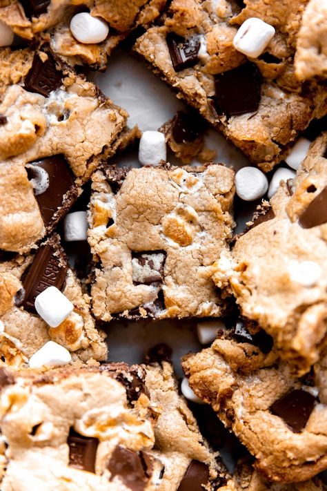 Peanut Butter S'mores Bars-11 Peanut Butter Smores Bars, Peanut Butter Smores, Smores Bars, Crumble Cookie Recipe, S Mores Bars, Chocolate Chip Bars, Milk Chocolate Candy, Peanut Butter Cookie, S'mores Bar